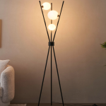Eenvoudige zwart-witte slaapkamer vloerlamp