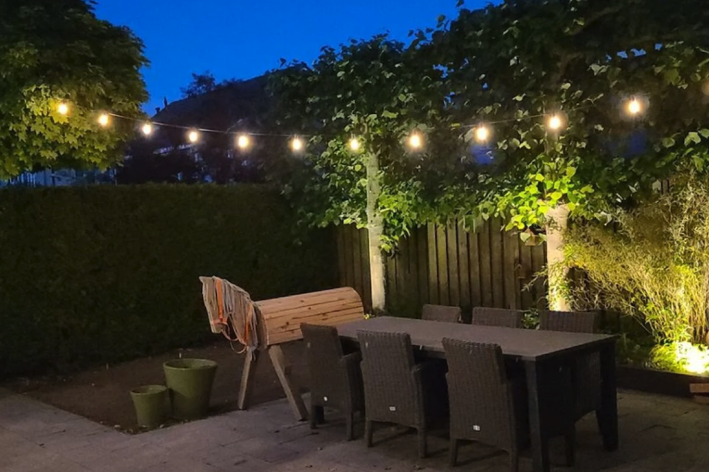 Sfeervolle buitenverlichting voor het terras met lichtsnoer