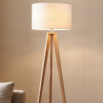 Stijlvolle Scandinavische woonkamers met eiken driepoot vloerlamp