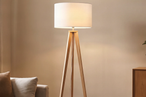 Stijlvolle Scandinavische woonkamers met eiken driepoot vloerlamp