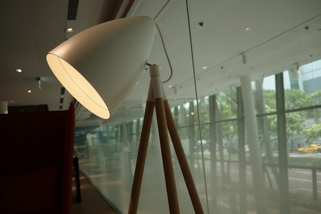 Photo tripod floor lamp
