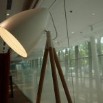 Stijlvolle Scandinavische woonkamers met eiken driepoot vloerlamp